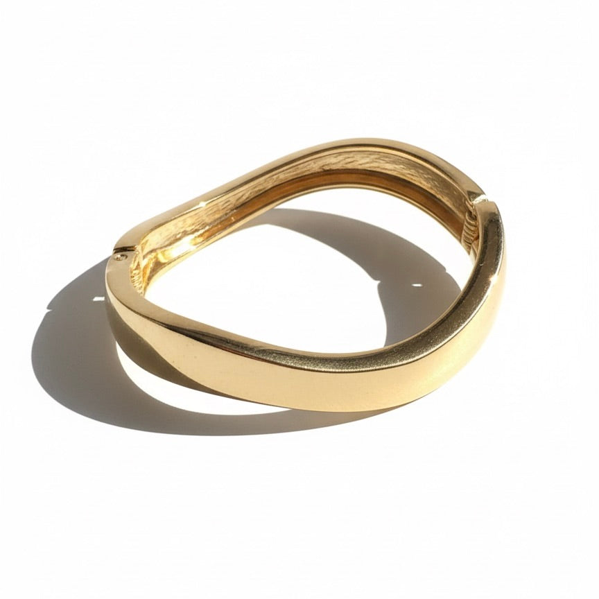 Bracelete Wave Gold – Sofisticação em Formas Orgânicas