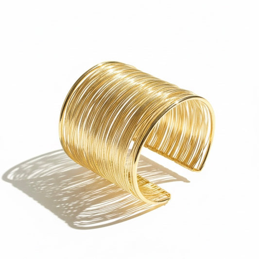 Bracelete Gold Lines – Elegância Esculpida em Fios Dourados