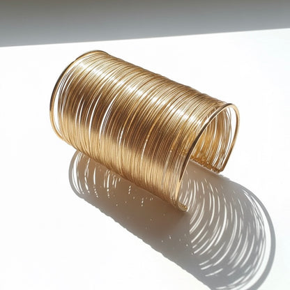 Bracelete Gold Lines – Elegância Esculpida em Fios Dourados